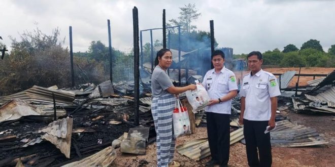 Pemerintah Kabupaten (Pemkab) Musi Banyuasin (Muba) bergegas menyerahkan bantuan sembako dan peralatan sehari-hari kepada korban musibah kebakaran di Kelurahan Mangun Jaya, Kecamatan Babat Toman, hari Rabu tanggal 27 Maret 2024. (bekisarmedia.id/eka sahputra)