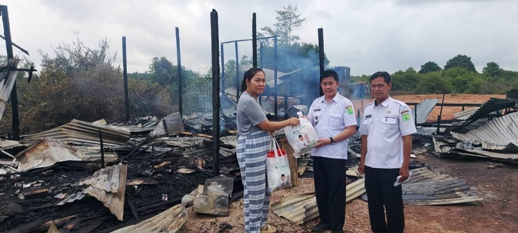 Pemerintah Kabupaten (Pemkab) Musi Banyuasin (Muba) bergegas menyerahkan bantuan sembako dan peralatan sehari-hari kepada korban musibah kebakaran di Kelurahan Mangun Jaya, Kecamatan Babat Toman, hari Rabu tanggal 27 Maret 2024. (bekisarmedia.id/eka sahputra)