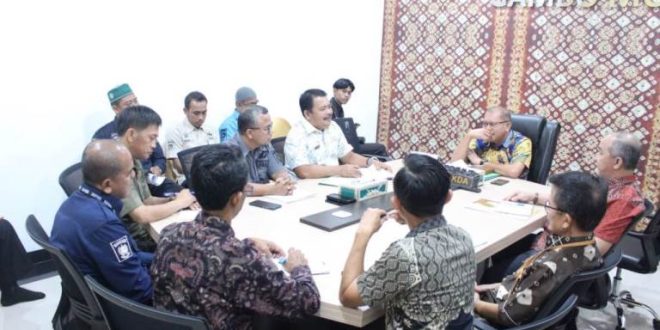 Pj. Sekretaris Daerah (Sekda) Kabupaten Muba, Musni Wijaya, Rapat Persiapan Kegiatan Halal Bihalal bersama Jajaran Pemerintah Kabupaten (Pemkab) Musi Banyuasin (Muba) dalam rangka Hari Raya Idul Fitri 1445 Hijriah, di Ruang Rapat Rumah Dinas Sekda Muba, hari Kamis tanggal 28 Maret 2024. (bekisarmedia.id/eka sahputra)