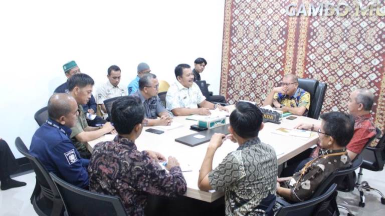 Pj. Sekretaris Daerah (Sekda) Kabupaten Muba, Musni Wijaya, Rapat Persiapan Kegiatan Halal Bihalal bersama Jajaran Pemerintah Kabupaten (Pemkab) Musi Banyuasin (Muba) dalam rangka Hari Raya Idul Fitri 1445 Hijriah, di Ruang Rapat Rumah Dinas Sekda Muba, hari Kamis tanggal 28 Maret 2024. (bekisarmedia.id/eka sahputra)