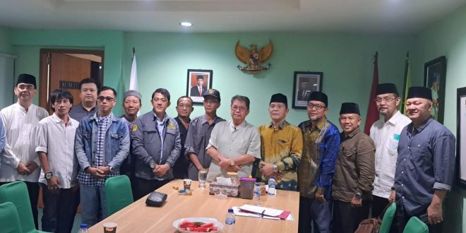 Ketua Forum Komunikasi Daerah Percepatan Pembentukan Daerah Otonomi Baru se Provinsi Sumatera Selatan, H. Syahrial Oesman, bersama sejumlah Presidium di Sekretariat Palembang Golf Club, hari Senin tanggal 1 April 2024. (bekisarmedia.id/tri ricki)