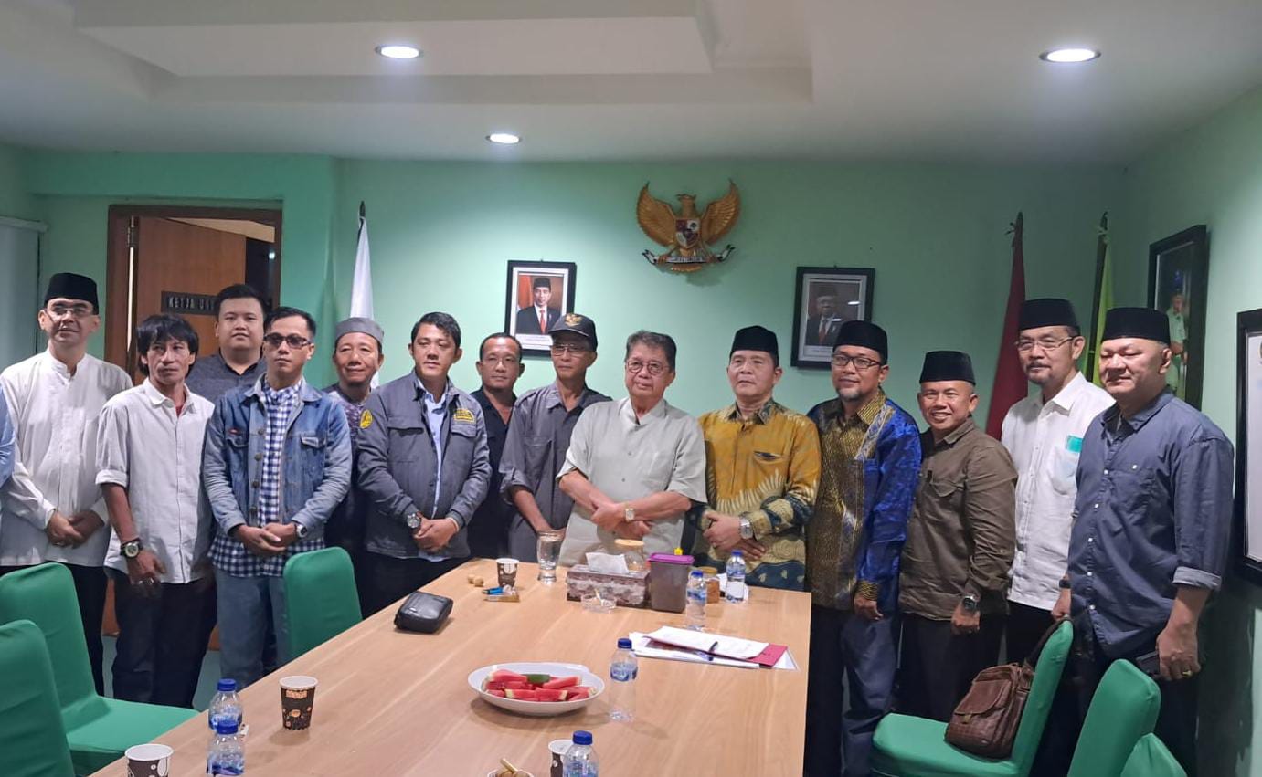 Ketua Forum Komunikasi Daerah Percepatan Pembentukan Daerah Otonomi Baru se Provinsi Sumatera Selatan, H. Syahrial Oesman, bersama sejumlah Presidium di Sekretariat Palembang Golf Club, hari Senin tanggal 1 April 2024. (bekisarmedia.id/tri ricki)