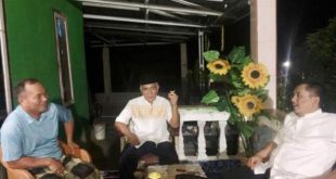 Hendri Almawijaya (baju putih) berbincang dengan warga saat menyampaikan keinginannya untuk maju di Pilkada Kota Lubuklinggau. (bekisarmedia.id/yunita)