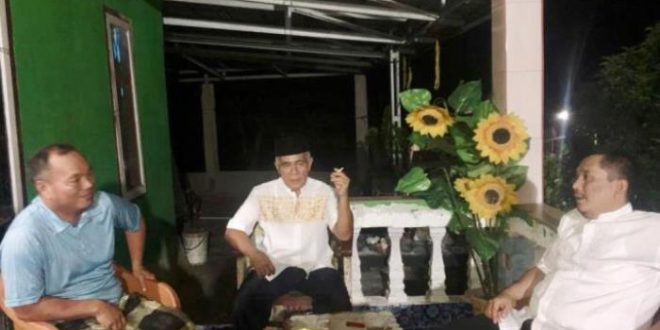 Hendri Almawijaya (baju putih) berbincang dengan warga saat menyampaikan keinginannya untuk maju di Pilkada Kota Lubuklinggau. (bekisarmedia.id/yunita)