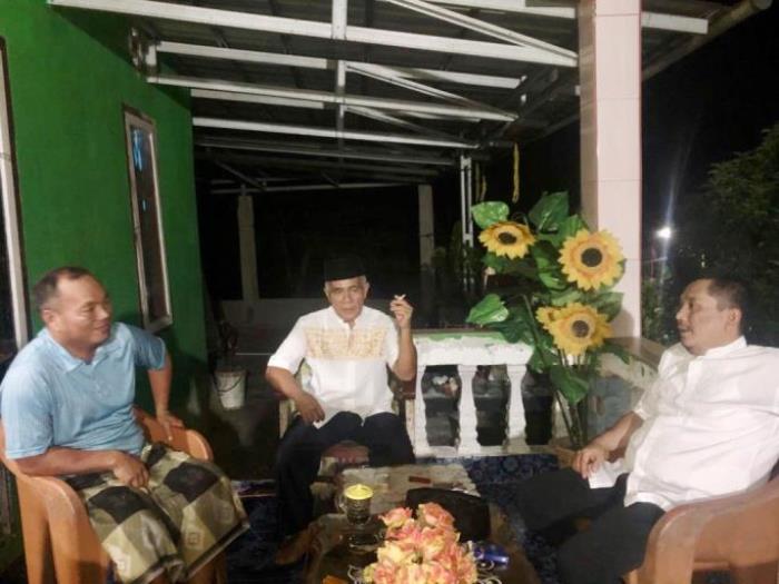 Hendri Almawijaya (baju putih) berbincang dengan warga saat menyampaikan keinginannya untuk maju di Pilkada Kota Lubuklinggau. (bekisarmedia.id/yunita)