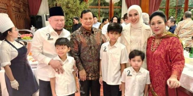 Ketua Dewan Perwakilan Daerah (DPD) Republik Indonesia (RI), LaNyalla Mahmud Mattalitti, berserta istri dan anak, mendatangi open house di rumah Menteri Pertahanan (Menhan) Republik Indonesia yang juga Presiden Terpilih, Prabowo Subianto, di Jalan Kertanegara 4, Kebayoran Baru, Jakarta Selatan, hari Rabu sore tanggal 10 April 2024. (dpd.go.id)