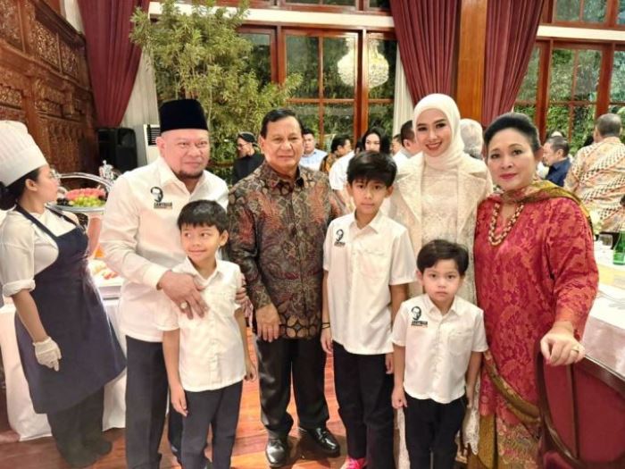 Ketua Dewan Perwakilan Daerah (DPD) Republik Indonesia (RI), LaNyalla Mahmud Mattalitti, berserta istri dan anak, mendatangi open house di rumah Menteri Pertahanan (Menhan) Republik Indonesia yang juga Presiden Terpilih, Prabowo Subianto, di Jalan Kertanegara 4, Kebayoran Baru, Jakarta Selatan, hari Rabu sore tanggal 10 April 2024. (dpd.go.id)