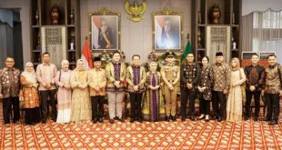 Pj. Bupati Kabupaten Musi Banyuasin (Muba), H. Apriyadi Mahmud, menghadiri Halal Bi Halal di Kediaman Dinas Gubernur Provinsi Sumatera Selatan (Sumsel) dan Ketua DPRD Sumsel, hari Kamis tanggal 11 April 2024. (bekisarmedia.id/angga putra)