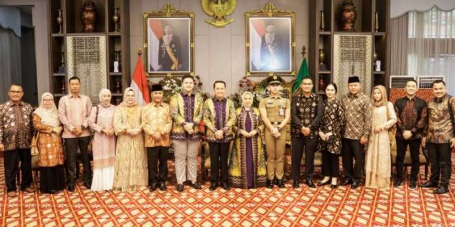 Pj. Bupati Kabupaten Musi Banyuasin (Muba), H. Apriyadi Mahmud, menghadiri Halal Bi Halal di Kediaman Dinas Gubernur Provinsi Sumatera Selatan (Sumsel) dan Ketua DPRD Sumsel, hari Kamis tanggal 11 April 2024. (bekisarmedia.id/angga putra)