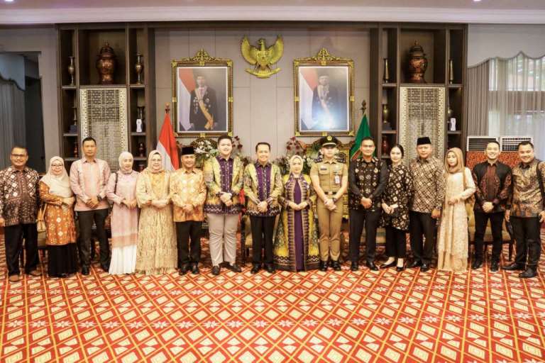 Pj. Bupati Kabupaten Musi Banyuasin (Muba), H. Apriyadi Mahmud, menghadiri Halal Bi Halal di Kediaman Dinas Gubernur Provinsi Sumatera Selatan (Sumsel) dan Ketua DPRD Sumsel, hari Kamis tanggal 11 April 2024. (bekisarmedia.id/angga putra)