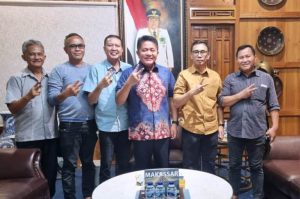 Bakal Calon Gubernur Provinsi Sumatera Selatan, Herman Deru, bersama para pendukung, hari Rabu tanggal 17 April 2024. (bekisarmedia.id/tri ricki)