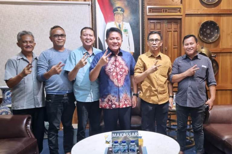 Bakal Calon Gubernur Provinsi Sumatera Selatan, Herman Deru, bersama para pendukung, hari Rabu tanggal 17 April 2024. (bekisarmedia.id/tri ricki)