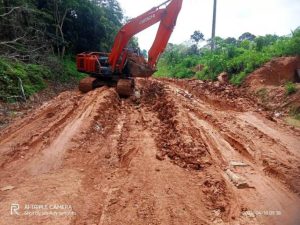 Alat berat dari perusahaan yang ada di Jirak Jaya, Kabupaten Musi Banyuasin, sedang memperbaiki kondisi jalan, berdasarkan instruksi dari Pj. Bupati Kabupaten Musi Banyuasin, H. Apriyadi Mahmud. (bekisarmedia.id/eka sahputra)