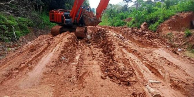 Alat berat dari perusahaan yang ada di Jirak Jaya, Kabupaten Musi Banyuasin, sedang memperbaiki kondisi jalan, berdasarkan instruksi dari Pj. Bupati Kabupaten Musi Banyuasin, H. Apriyadi Mahmud. (bekisarmedia.id/eka sahputra)