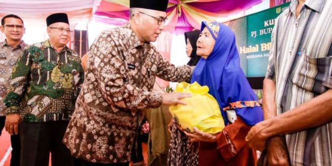 Pj. Bupati Kabupaten Musi Banyuasin (Muba), H. Apriyadi Mahmud, menyerahkan bantuan kepada masyarakat di Desa Sungai Dua, Kecamatan Sungai Keruh, hari Jum'at tanggal 19 April 2024. (bekisarmedia.id/eka sahputra)