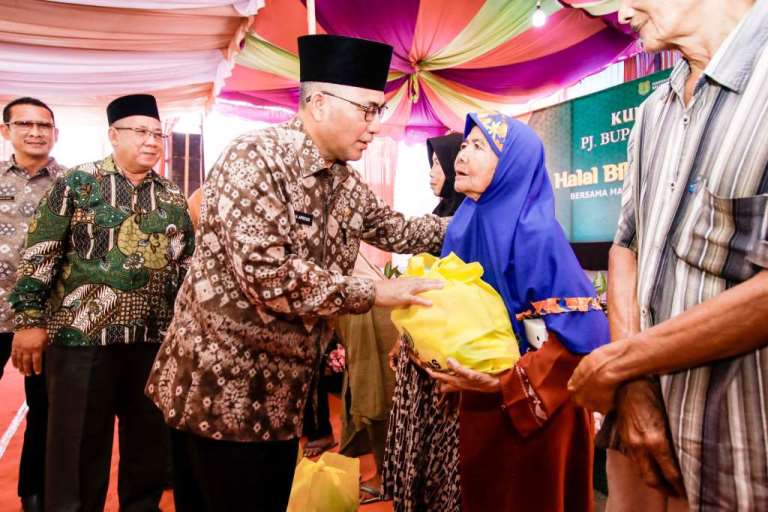 Pj. Bupati Kabupaten Musi Banyuasin (Muba), H. Apriyadi Mahmud, menyerahkan bantuan kepada masyarakat di Desa Sungai Dua, Kecamatan Sungai Keruh, hari Jum'at tanggal 19 April 2024. (bekisarmedia.id/eka sahputra)