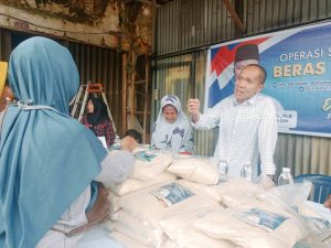 Rektor Universitas Sumatera Selatan (USS), Yudha Pratomo Mahyuddin, saat menjelaskan kepada warga mengenai beras murah dan sehat yang ditawarkannya kepada masyarakat Perumahan Griya Intikom, Kelurahan Sri Mulya, Kecamatan Sematang Borang, Kota Palembang, hari Rabu tanggal 24 April 2024. (bekisarmedia.id/sikumbang hasan)