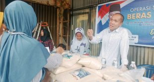 Rektor Universitas Sumatera Selatan (USS), Yudha Pratomo Mahyuddin, saat menjelaskan kepada warga mengenai beras murah dan sehat yang ditawarkannya kepada masyarakat Perumahan Griya Intikom, Kelurahan Sri Mulya, Kecamatan Sematang Borang, Kota Palembang, hari Rabu tanggal 24 April 2024. (bekisarmedia.id/sikumbang hasan)