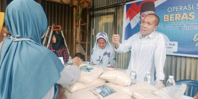 Rektor Universitas Sumatera Selatan (USS), Yudha Pratomo Mahyuddin, saat menjelaskan kepada warga mengenai beras murah dan sehat yang ditawarkannya kepada masyarakat Perumahan Griya Intikom, Kelurahan Sri Mulya, Kecamatan Sematang Borang, Kota Palembang, hari Rabu tanggal 24 April 2024. (bekisarmedia.id/sikumbang hasan)