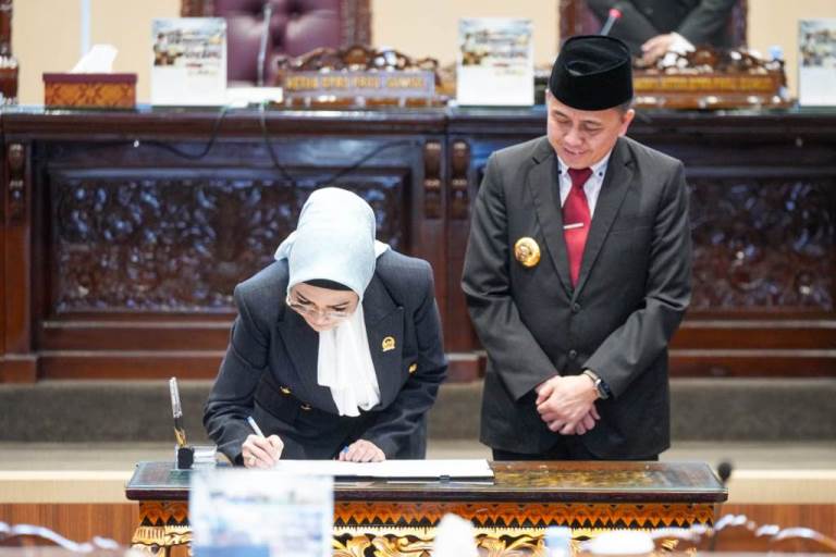 Ketua DPRD Sumsel, Hj. Anita Noeringhati, menandatangani Surat Keputusan DPRD Sumsel Terakit rekomendasi terhadap Laporan Keterangan Pertanggungjawaban (LKPJ) Gubernur Tahun Anggaran (TA) 2024, Senin tanggal 22 April 2024. (DPRD Sumsel)