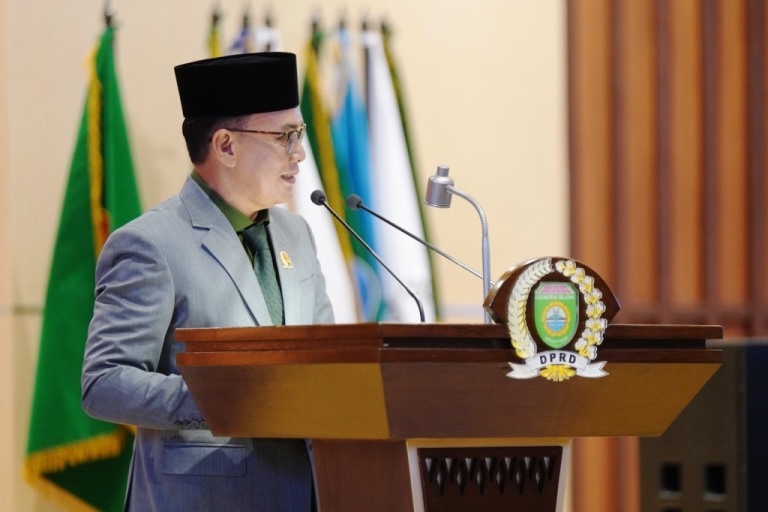 Anggota DPRD Sumsel, Antoni Yuzar, menyampaikan Laporan Hasil Pembahasan kepada Pimpinan Rapat Rapat Paripurna LXXXI (81) dengan agenda Penyampaian Laporan Hasil Pembahasan dan Penelitian Pansus-Pansus DPRD Sumsel terhadap LKPJ Gubernur Sumsel Tahun Anggaran 2023 pada hari Kamis tanggal 4 April 2024. (DPRD Sumsel)