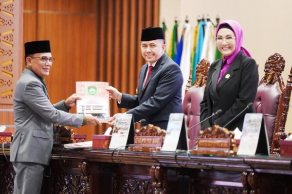 Anggota DPRD Sumsel, Antoni Yuzar, menyerahkan Laporan Hasil Pembahasan kepada Pimpinan Rapat Rapat Paripurna LXXXI (81) dengan agenda Penyampaian Laporan Hasil Pembahasan dan Penelitian Pansus-Pansus DPRD Sumsel terhadap LKPJ Gubernur Sumsel Tahun Anggaran 2023 pada hari Kamis tanggal 4 April 2024. (DPRD Sumsel)