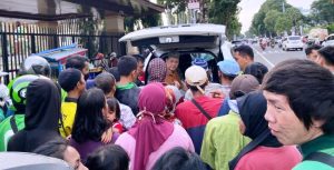 Anggota DPRD Provinsi Sumatera Selatan, Chairul S. Matdiah, membagikan nasi bungkus kepada pengendara dan masyarakat yang melintas di Jalan POM IX, Palembang, hari Minggu tanggal 31 Maret 2024. (bekisarmedia.id/sikumbang hasan)