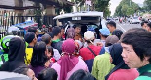 Anggota DPRD Provinsi Sumatera Selatan, Chairul S. Matdiah, membagikan nasi bungkus kepada pengendara dan masyarakat yang melintas di Jalan POM IX, Palembang, hari Minggu tanggal 31 Maret 2024. (bekisarmedia.id/sikumbang hasan)