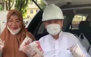 Anggota DPRD Sumsel, Chairul S. Matdiah, bersama istri, saat membagikan Nasi Bungkus. (bekisarmedia.id/sikumbang hasan)