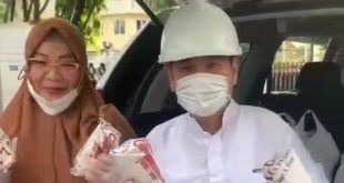 Anggota DPRD Sumsel, Chairul S. Matdiah, bersama istri, saat membagikan Nasi Bungkus. (bekisarmedia.id/sikumbang hasan)