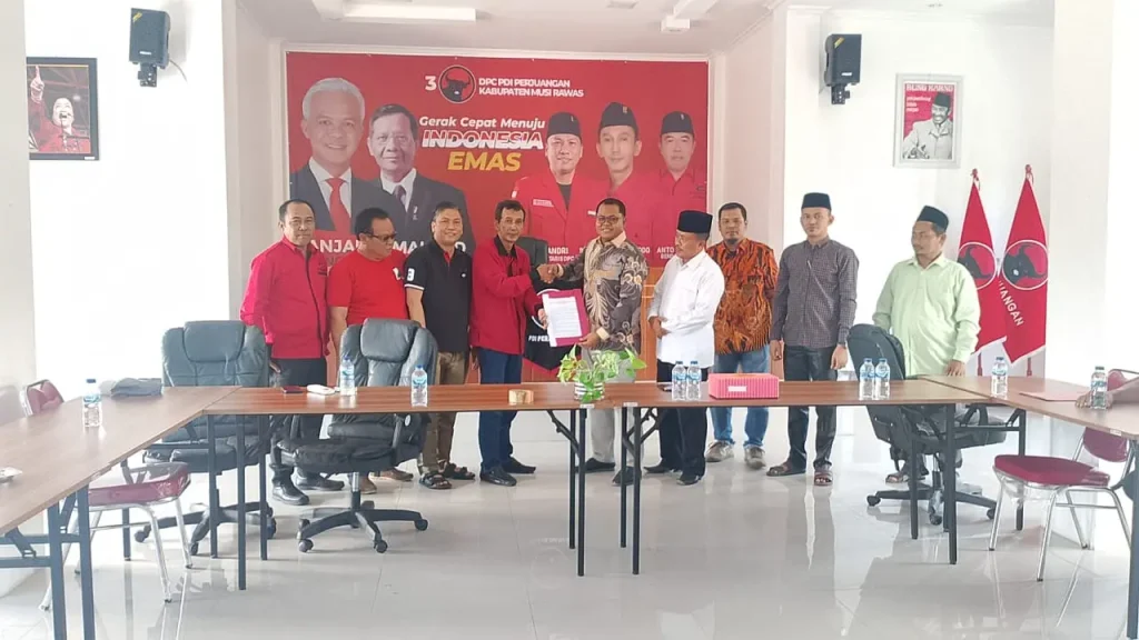Dian Prasetio mengambil formulir bakal calon bupati kabupaten musi rawas di PDI Perjuangan, hari Rabu tanggal 24 April 2024. (bekisarmedia.id/yunita)