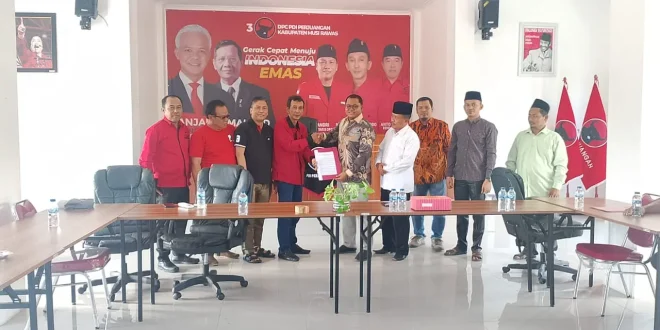 Dian Prasetio mengambil formulir bakal calon bupati kabupaten musi rawas di PDI Perjuangan, hari Rabu tanggal 24 April 2024. (bekisarmedia.id/yunita)