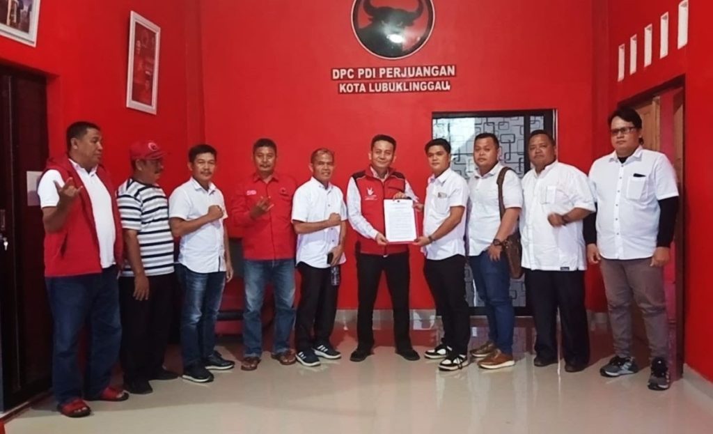 Tim Hukum Rachmat Hidayat Alias Yopi Karim, Ambil Formulir Bakal Calon Wali Kota Lubuklinggau di PDI Perjuangan. (bekidarmedia.id/Yunita)