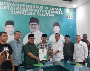 Ketua Tim Pemenangan Herman Deru, Alfrenzi Panggarbesi, saat mengambil formulir pendaftaran Bacagub Sumsel di Sekretariat DPW PKB Sumsel, hari Selasa tanggal 23 April 2024. (bekisarmedia.id/tri ricki)