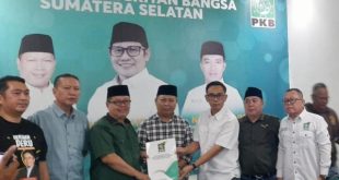 Ketua Tim Pemenangan Herman Deru, Alfrenzi Panggarbesi, saat mengambil formulir pendaftaran Bacagub Sumsel di Sekretariat DPW PKB Sumsel, hari Selasa tanggal 23 April 2024. (bekisarmedia.id/tri ricki)