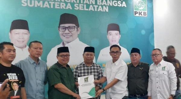 Ketua Tim Pemenangan Herman Deru, Alfrenzi Panggarbesi, saat mengambil formulir pendaftaran Bacagub Sumsel di Sekretariat DPW PKB Sumsel, hari Selasa tanggal 23 April 2024. (bekisarmedia.id/tri ricki)
