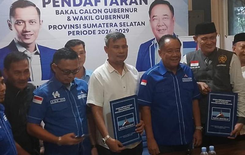Perwakilan Mawardi Yahya dan Harnojoyo Mengambil Formulir Pendaftaran Bakal Calon Gubernur dan Wakil Gubernur Sumatera Selatan di Partai Demokrat, hari Rabu tanggal 24 April 2024. (bekisarmedia.id/sikumbang hasan)