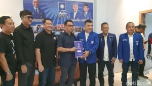 Alfrenzi Panggarbesi saat mengambil formulir pendaftaran Bakal Calon Gubernur Sumsel atas nama Herman Deru di Dewan Pimpinan Wilayah Partai Amanat Nasional Provinsi Sumatera Selatan, hari Jum'at tanggal 19 April 2024. (bekisarmedia.id/angga putra)