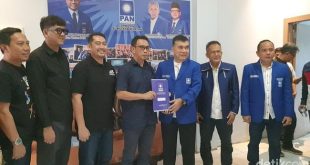 Alfrenzi Panggarbesi saat mengambil formulir pendaftaran Bakal Calon Gubernur Sumsel atas nama Herman Deru di Dewan Pimpinan Wilayah Partai Amanat Nasional Provinsi Sumatera Selatan, hari Jum'at tanggal 19 April 2024. (bekisarmedia.id/angga putra)