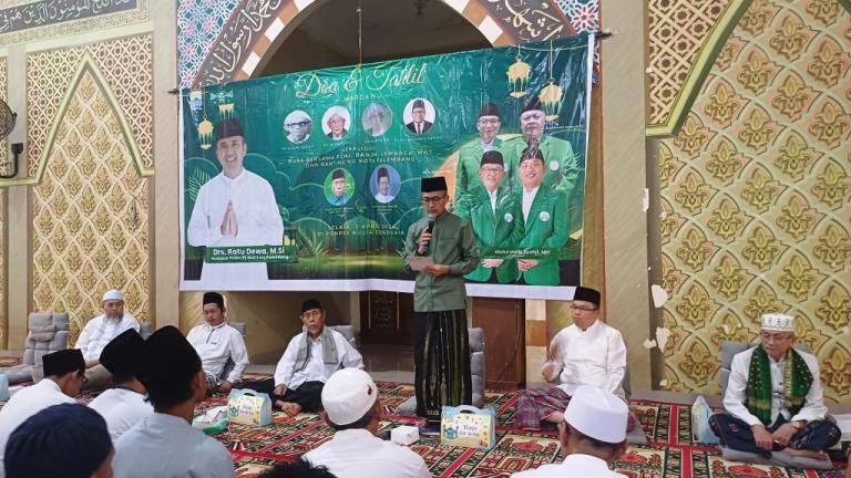 Ratu Dewa saat saat memberikan sambutan pada acara doa tahlil warga NU dan buka bersama Pengurus Cabang NU (PCNU), Badan Otonom (Banom), Lembaga, Majelis Wakil Cabang (MWC), dan Ranting NU se kota Palembang, di Pondok Pesantren (Ponpes) Aulia Cendekia Palembanh, hari Selasa tanggal 2 April 2024. (bekisarmedia.id/ram syahfutro)