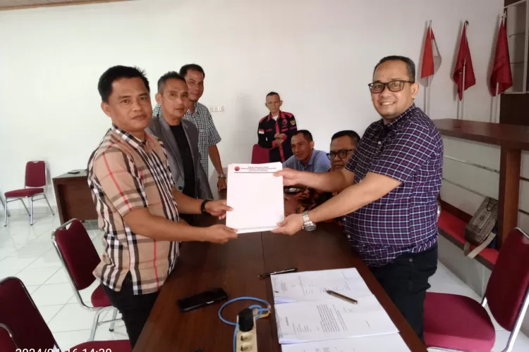Wakil Ketua Bidang Organisasi Pimpinan Cabang (Pimcab) PKN Kabupaten Muba, Tafriansyah mewakili Hj Lucianty untuk mengambil formulih pendaftaran calon bupati Muba di Kantor PDI Perjuangan Muba, Selasa, 16 April 2024 siang. (bekisarmedia.id/eka sahputra)