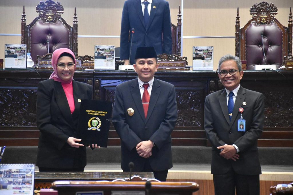 Ketua DPRD Sumsel, Hj. Anita Noeringhati, bersama Pj. Gubernur Sumsel, Agus Fatoni, saat Rapat Paripurna LXXXIII (83) DPRD Sumsel di Gedung DPRD Sumsel, hari Kamis tanggal 2 Mei 2024. (DPRD Sumsel/Ardi/Tama)
