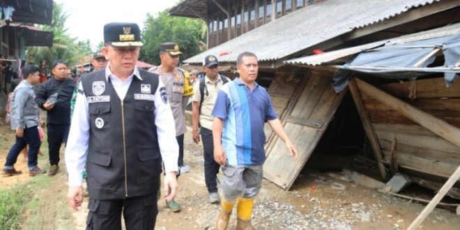 Pj. Gubernur Provinsi Sumatera Selatan, Agus Fatoni, mengunjungi desa yang terdampak banjir di Kabupaten Ogan Komering Ulu, hari Sabtu tanggal 25 Mei 2024. (bekisarmedia.id/raam)