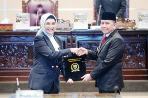 Ketua DPRD Sumsel, Hj. Anita Noeringhati, bersama Pj. Gubernur Sumsel, Ahmad Fatoni, saat Dewan Perwakilan Rakyat Daerah (DPRD) Provinsi Sumatera Selatan (Sumsel) menyampaikan rekomendasi terhadap Laporan Keterangan Pertanggungjawaban (LKPJ) Gubernur Tahun Anggaran (TA) 2024, Senin tanggal 22 April 2024. (DPRD Sumsel)