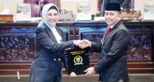 Ketua DPRD Sumsel, Hj. Anita Noeringhati, bersama Pj. Gubernur Sumsel, Ahmad Fatoni, saat Dewan Perwakilan Rakyat Daerah (DPRD) Provinsi Sumatera Selatan (Sumsel) menyampaikan rekomendasi terhadap Laporan Keterangan Pertanggungjawaban (LKPJ) Gubernur Tahun Anggaran (TA) 2024, Senin tanggal 22 April 2024. (DPRD Sumsel)