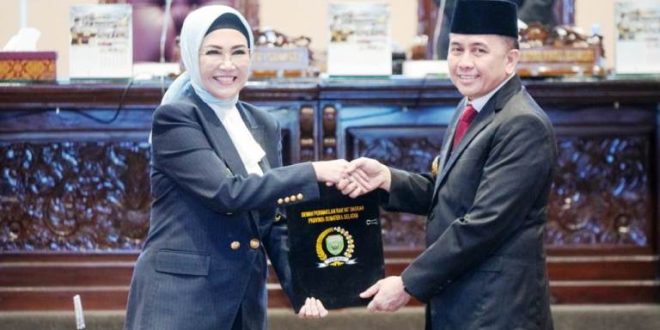 Ketua DPRD Sumsel, Hj. Anita Noeringhati, bersama Pj. Gubernur Sumsel, Ahmad Fatoni, saat Dewan Perwakilan Rakyat Daerah (DPRD) Provinsi Sumatera Selatan (Sumsel) menyampaikan rekomendasi terhadap Laporan Keterangan Pertanggungjawaban (LKPJ) Gubernur Tahun Anggaran (TA) 2024, Senin tanggal 22 April 2024. (DPRD Sumsel)
