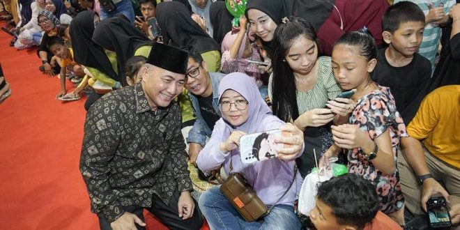 H. Apriyadi Mahmud membaur menonton berdampingan dengan masyarakat Muba pada rangkaian pembukaan Musabaqoh Tilawatil Qur’an (MTQ) Tingkat Provinsi Sumatera Selatan (Sumsel) di Kabupaten Musi Banyuasin (Muba), hari Jumat tanggal 3 Mei 2024.