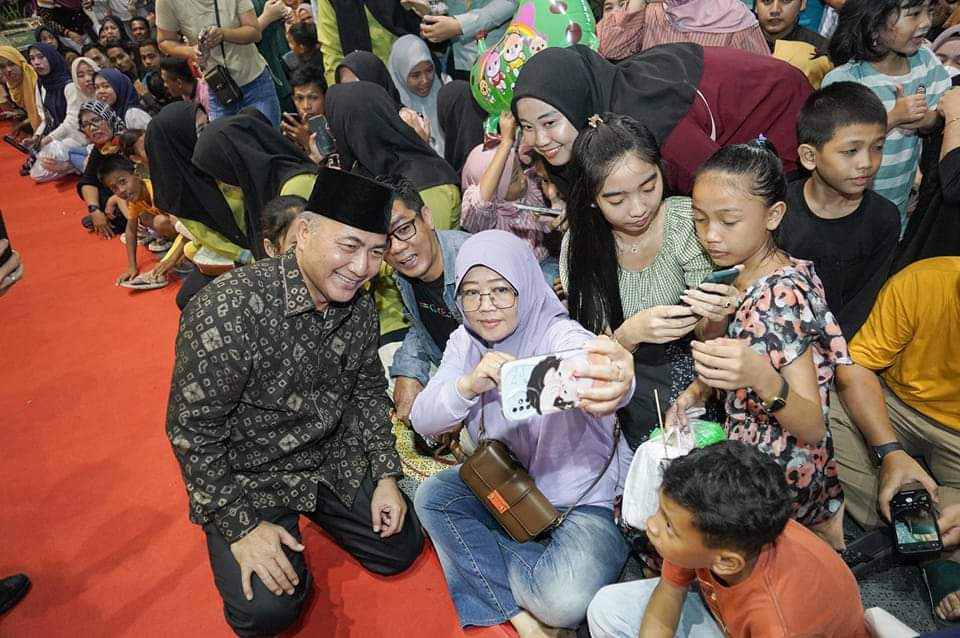 H. Apriyadi Mahmud membaur menonton berdampingan dengan masyarakat Muba pada rangkaian pembukaan Musabaqoh Tilawatil Qur’an (MTQ) Tingkat Provinsi Sumatera Selatan (Sumsel) di Kabupaten Musi Banyuasin (Muba), hari Jumat tanggal 3 Mei 2024.
