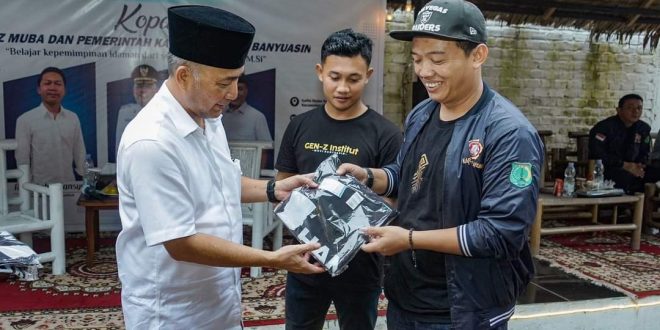 generasi muda yang tergabung dalam Gen Z Institut dan Organisasi Kepemudaan, hari Minggu tanggal 28 April 2024 sore, dialog langsung dengan Sekretaris Daerah (Sekda) Kabupaten Musi Banyuasin (Muba), H. Apriyadi Mahmud, di Coffe Thoke, Desa Peninggalan, Kecamatan Tungkal Jaya. (bekisarmedia.id/eka sahputra)