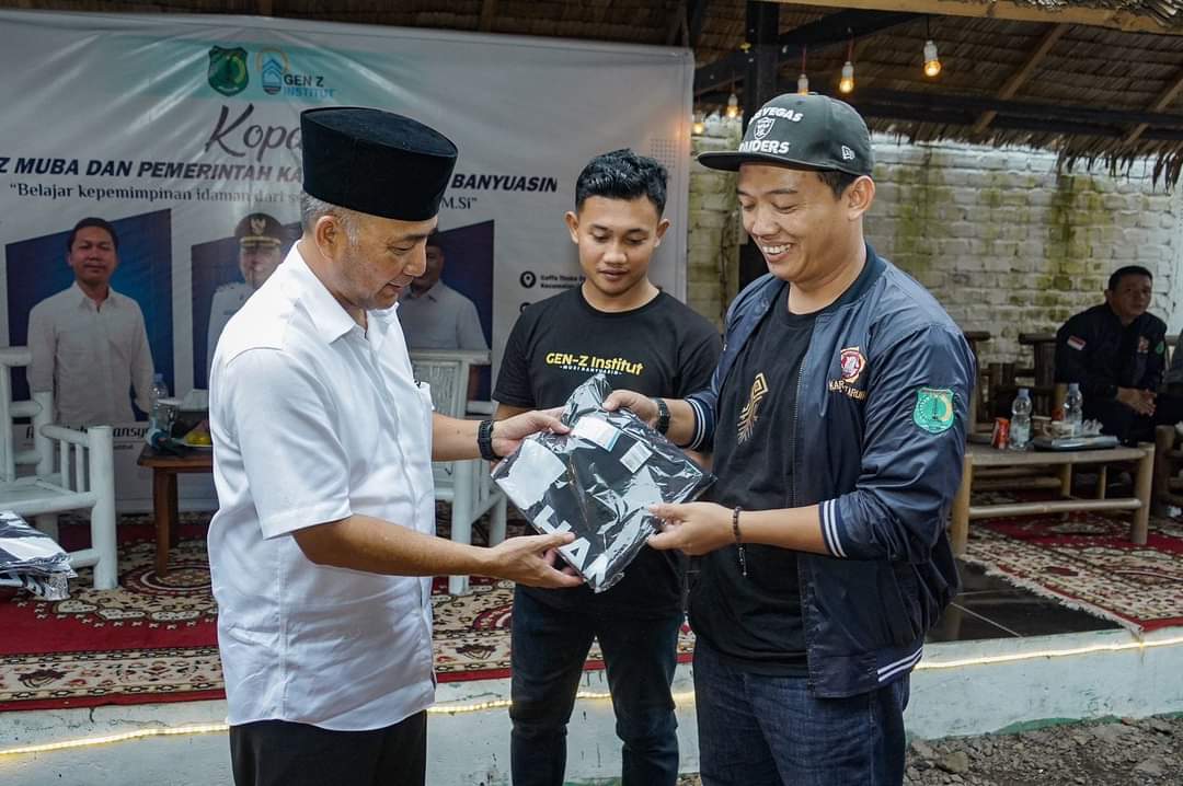 generasi muda yang tergabung dalam Gen Z Institut dan Organisasi Kepemudaan, hari Minggu tanggal 28 April 2024 sore, dialog langsung dengan Sekretaris Daerah (Sekda) Kabupaten Musi Banyuasin (Muba), H. Apriyadi Mahmud, di Coffe Thoke, Desa Peninggalan, Kecamatan Tungkal Jaya. (bekisarmedia.id/eka sahputra)